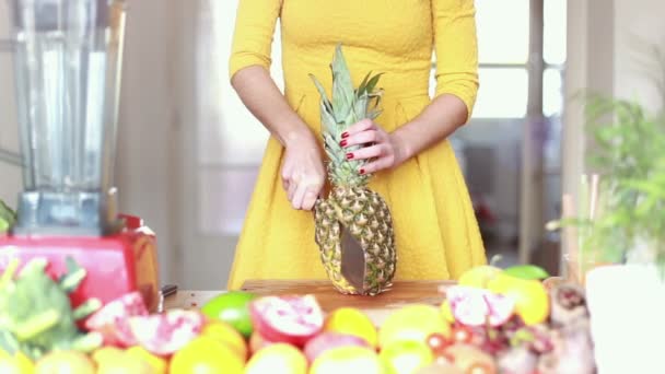 Nő kezében vágás ananász — Stock videók