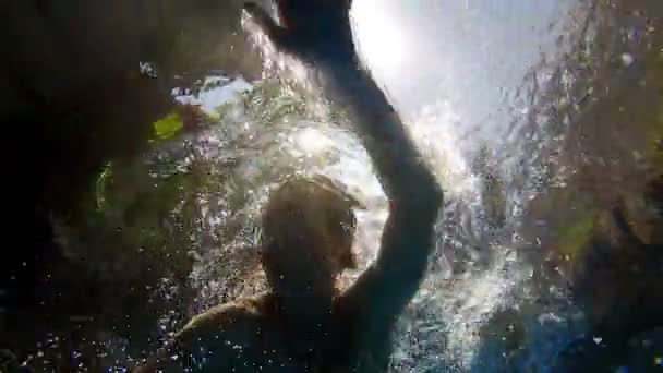 Man simmar under vattnet — Stockvideo