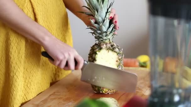 Woman hands cutting pineapple — Stock Video