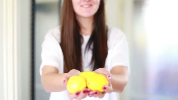 Жінка холдингу лимони — стокове відео