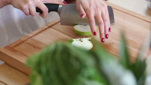 Женщина руки режет яблоко — стоковое видео