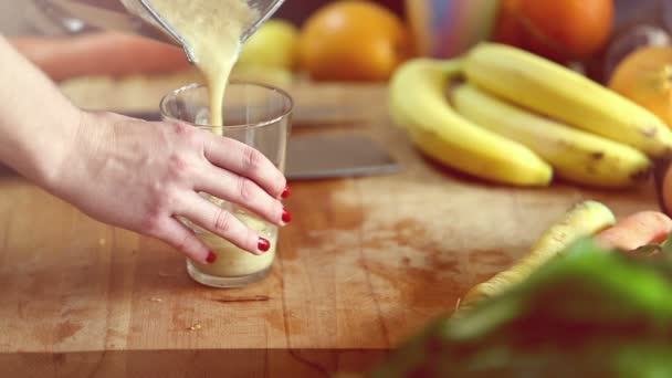 Woman fruit smoothie into glass — Stock Video
