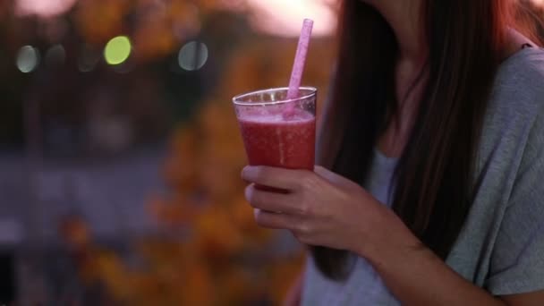 Γυναίκα πόσιμο smoothie φρούτων — Αρχείο Βίντεο