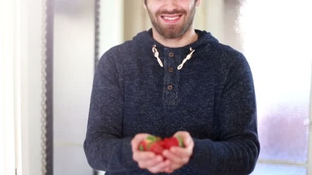 Man handen bedrijf aardbeien — Stockvideo