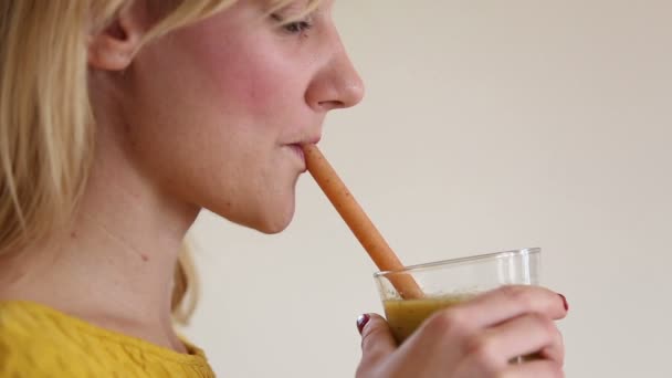 Frau trinkt Smoothie — Stockvideo