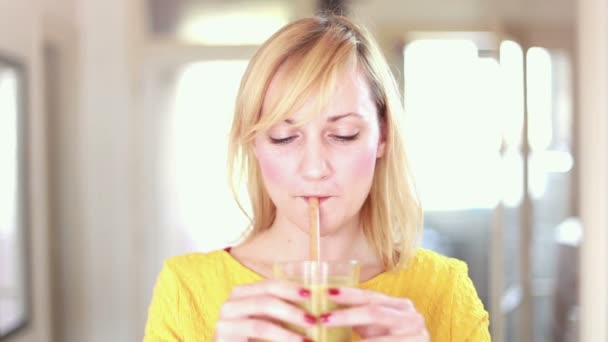 Женщина пьет смузи с соломой — стоковое видео