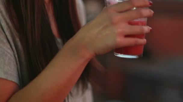 Žena pít ovocné smoothie — Stock video