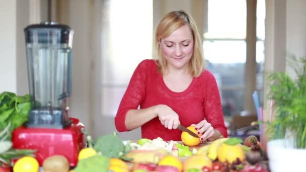 Woman cutting orange — Stock Video