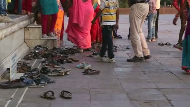 A turisták a Taj Mahal, séta — Stock videók