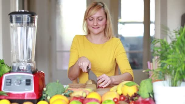 Mujer cortando kiwi para batido — Vídeos de Stock