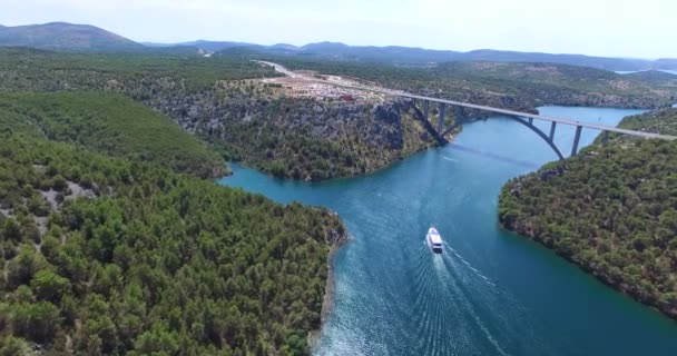 Barco navegando em direção à ponte Krka — Vídeo de Stock