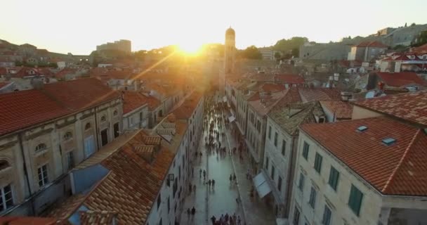 Turystów, którzy chodzą na Stradun o zachodzie słońca — Wideo stockowe