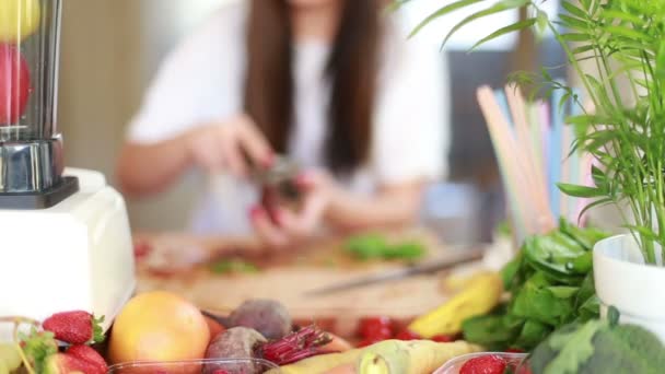 Kvinnan peeling rödbetor med potatisskalare — Stockvideo