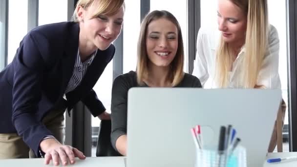 オフィスにラップトップを持つビジネス女性 — ストック動画