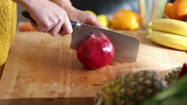 Kvinna händer skära granatäpple — Stockvideo