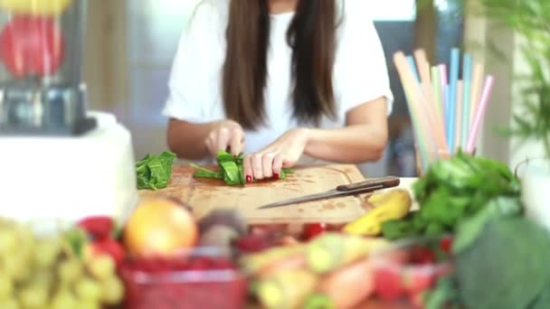 Mujer cortando espinacas — Vídeos de Stock