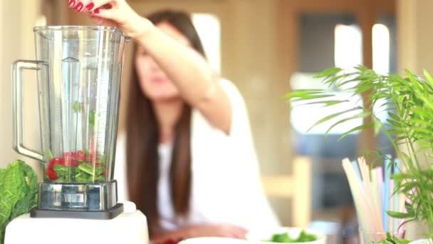 Woman blending cherry tomatoes — Stock Video