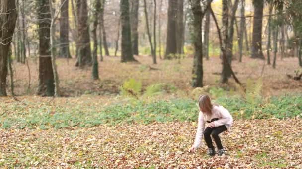 Ragazza che gira intorno nel parco — Video Stock