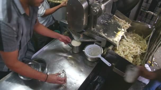 Cup with drink in shop in Mumbai — Stock Video