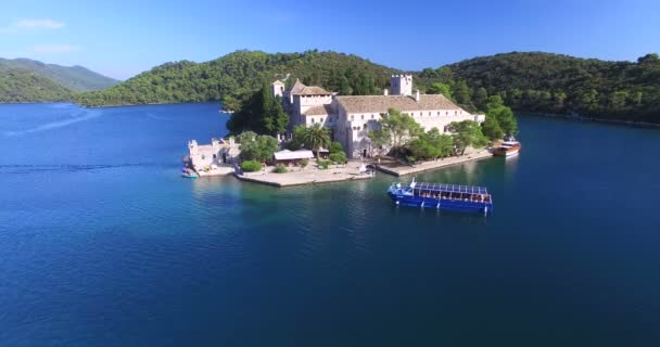 Catamarán en la isla de Mljet, Croacia — Vídeo de stock