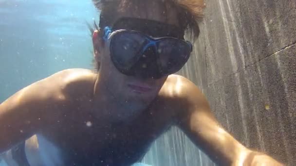 Людина, плавання під водою — стокове відео