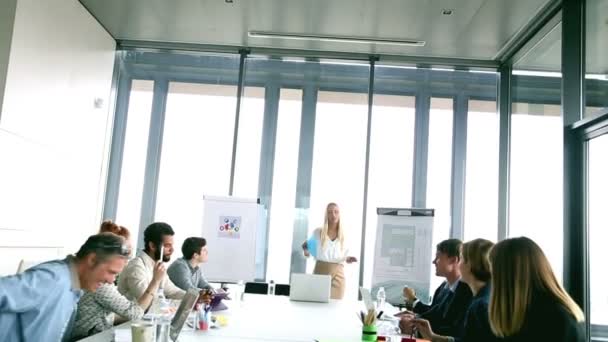 Mujer de negocios discutiendo en una reunión — Vídeos de Stock