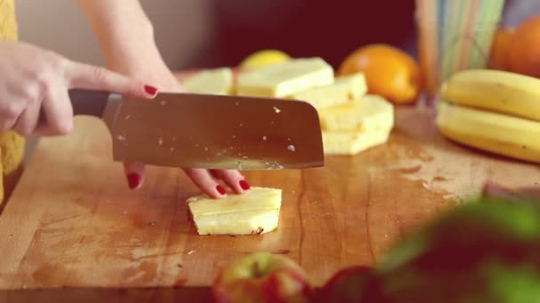 Woman hands cutting pineapple — Stock Video