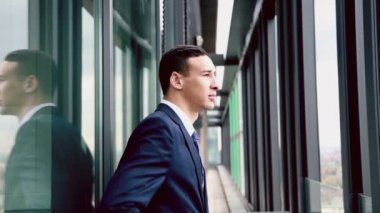 pencerenin kenarında duran işadamı