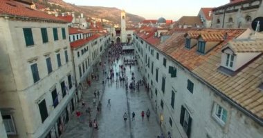 gün batımında Stradun üzerinde yürüyen turist