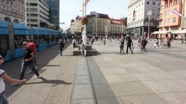 Zagreb meydanında insanlara tramvay durdurmak