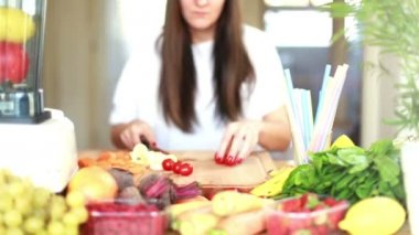 Kadın kesme kiraz domates