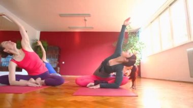 Paspaslar üzerinde yoga yaparken kadınlar