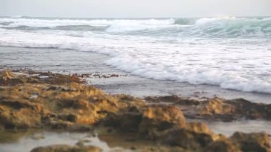 Gün batımında Hikkaduwa okyanus görünümünde