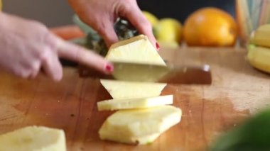 eller kadın ananas kesme