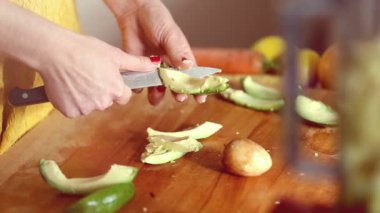 Eller kadın Dilimleme avokado