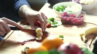 adam ellerini muz kesme