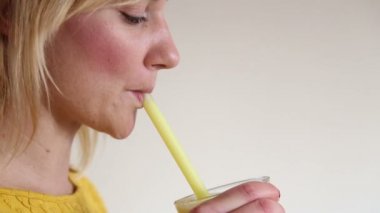 kadın içme güler yüzlü