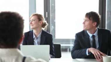 iş insanları dinleme sunumu