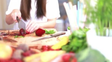 Pancarı Bıçakla Kesen Kadın