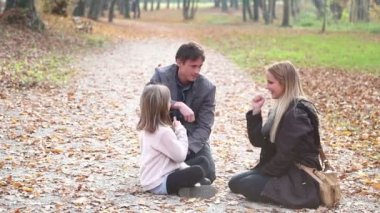 Anne ve kızı bir oyun oynuyor