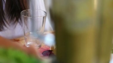 Yeşil smoothie cam içine dökme kadın