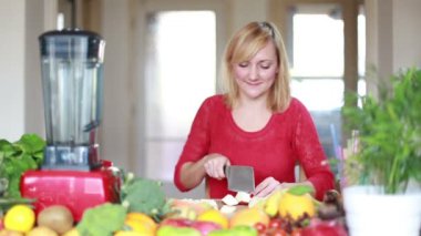 kadın doğrama elma