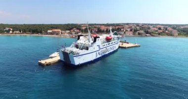 Feribot Olib limanında demirledi