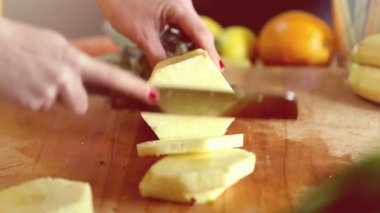 eller kadın ananas kesme