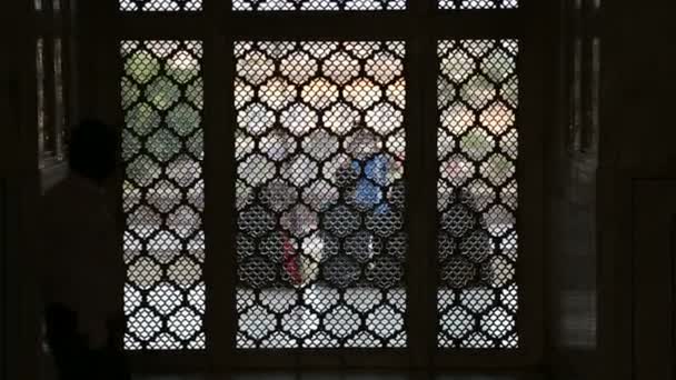 Интерьер мавзолея Тадж-Махал — стоковое видео