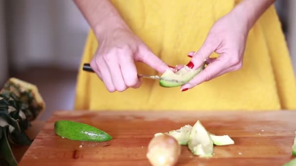 Женские руки режут авокадо — стоковое видео