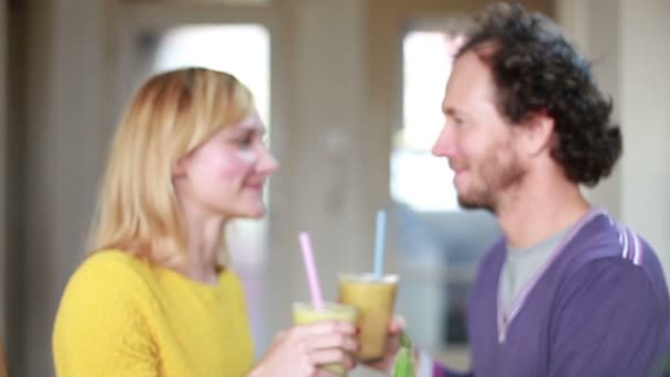 Pareja bebiendo batido de frutas — Vídeos de Stock