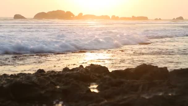 Uitzicht op de Oceaan in Hikkaduwa bij zonsondergang — Stockvideo