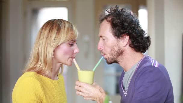 对夫妇喝奶昔 — 图库视频影像
