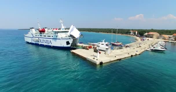 Ferry atracado en el puerto de Olib — Vídeo de stock